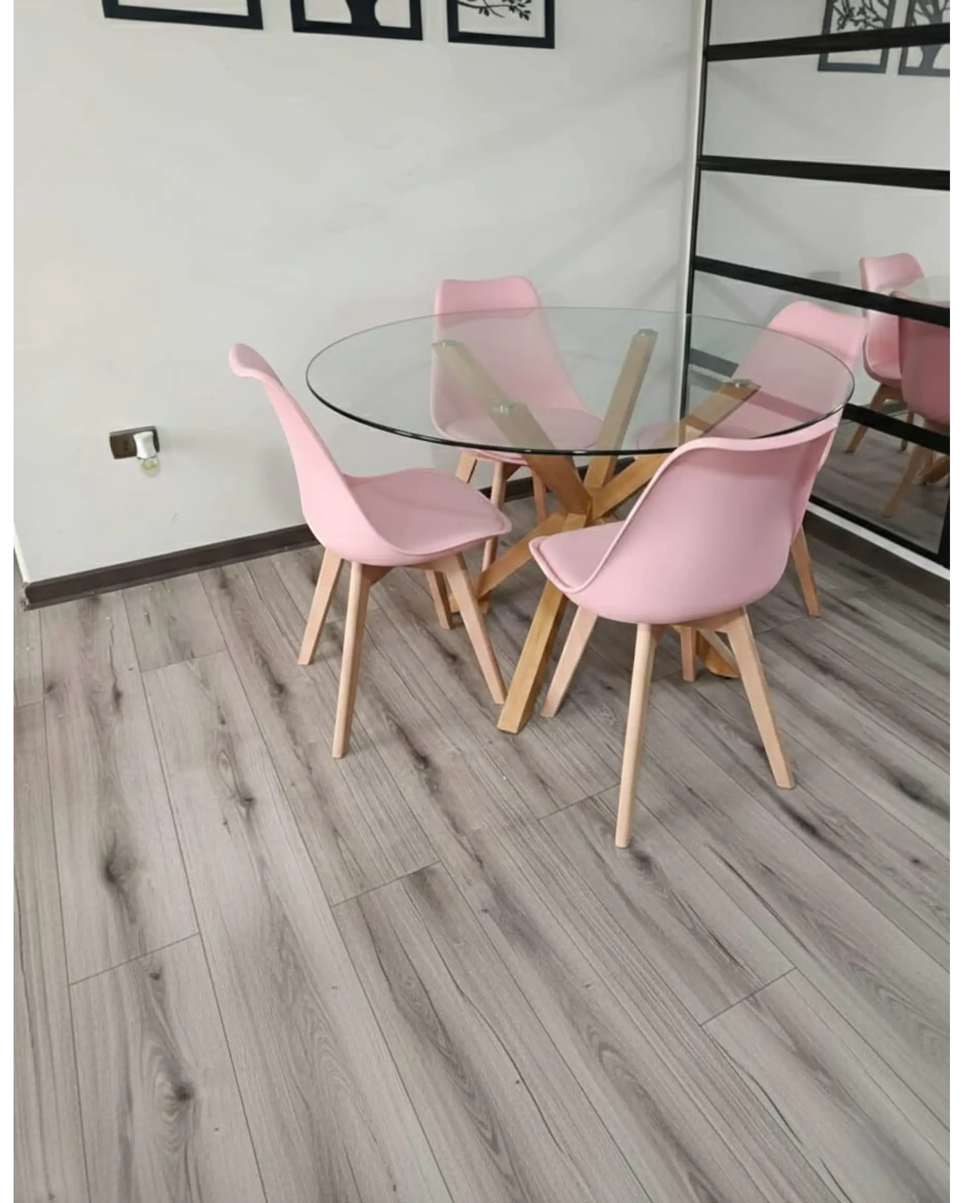 Comedor Redondo Vidrio Madrid con Sillas Tulip 3