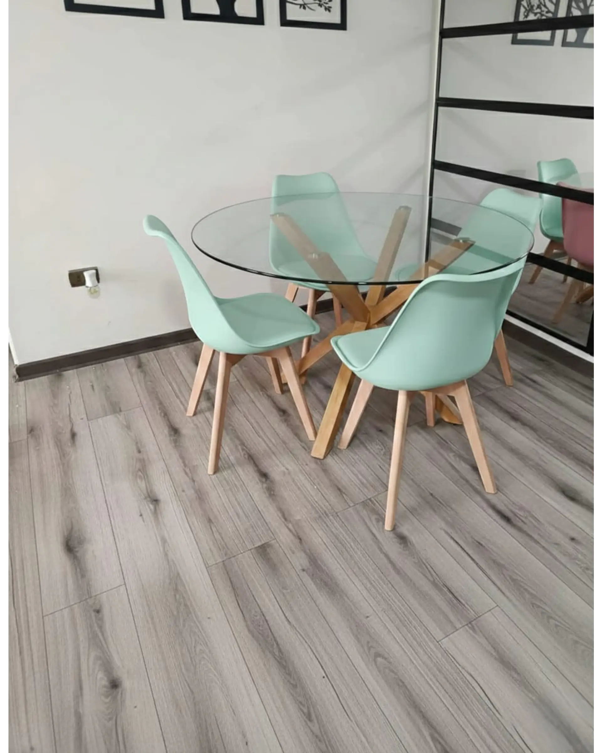 Comedor Redondo Vidrio Madrid con Sillas Tulip 4