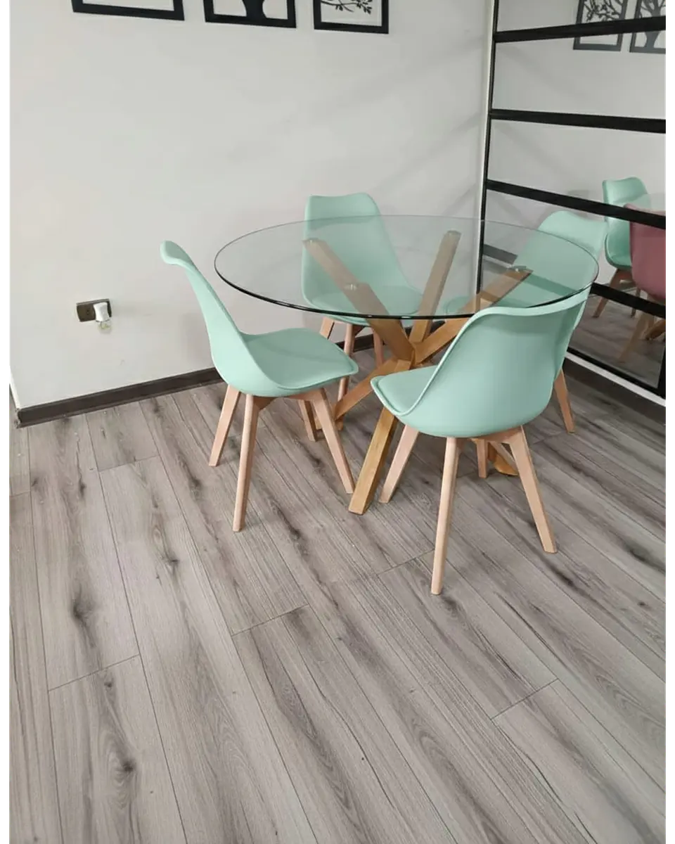Comedor Redondo Vidrio Madrid con Sillas Tulip 4