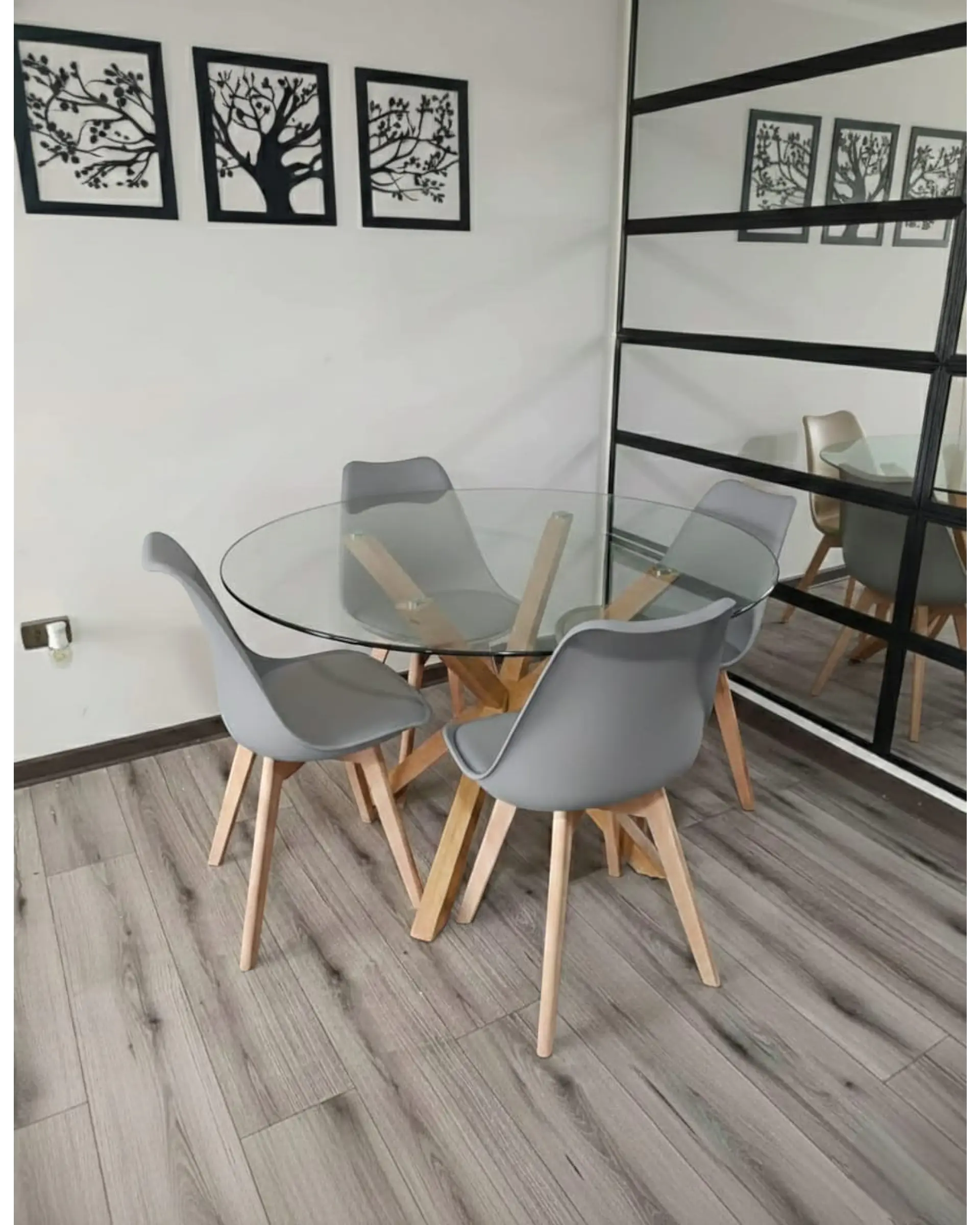 Comedor Redondo Vidrio Madrid con Sillas Tulip 5