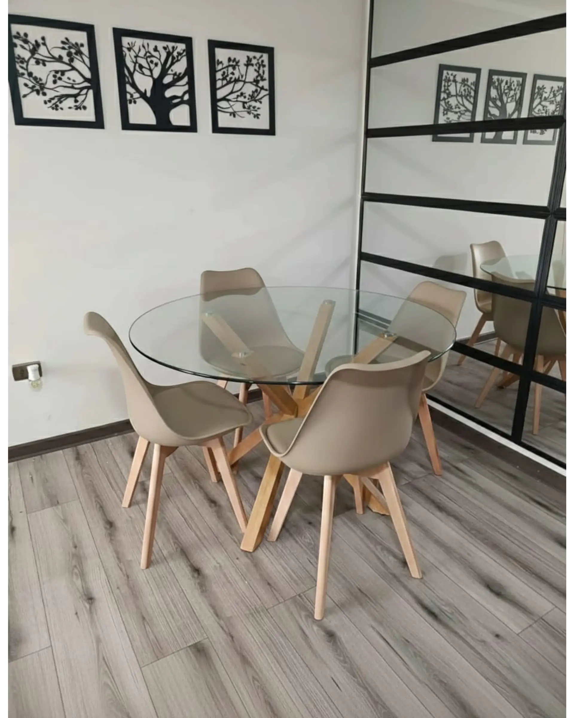 Comedor Redondo Vidrio Madrid con Sillas Tulip 6