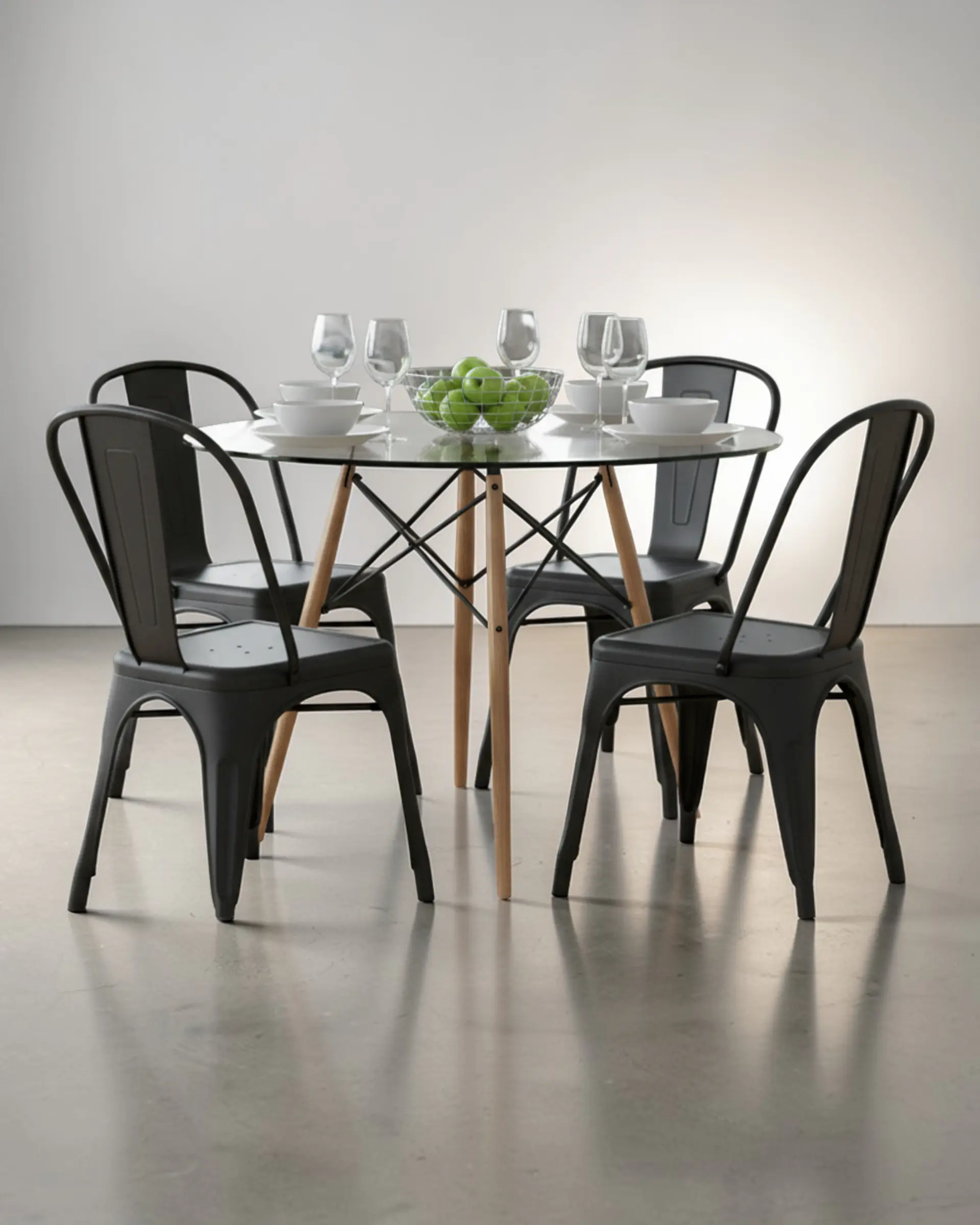 Comedor Redondo Vidrio Eames con Sillas Tolix 4