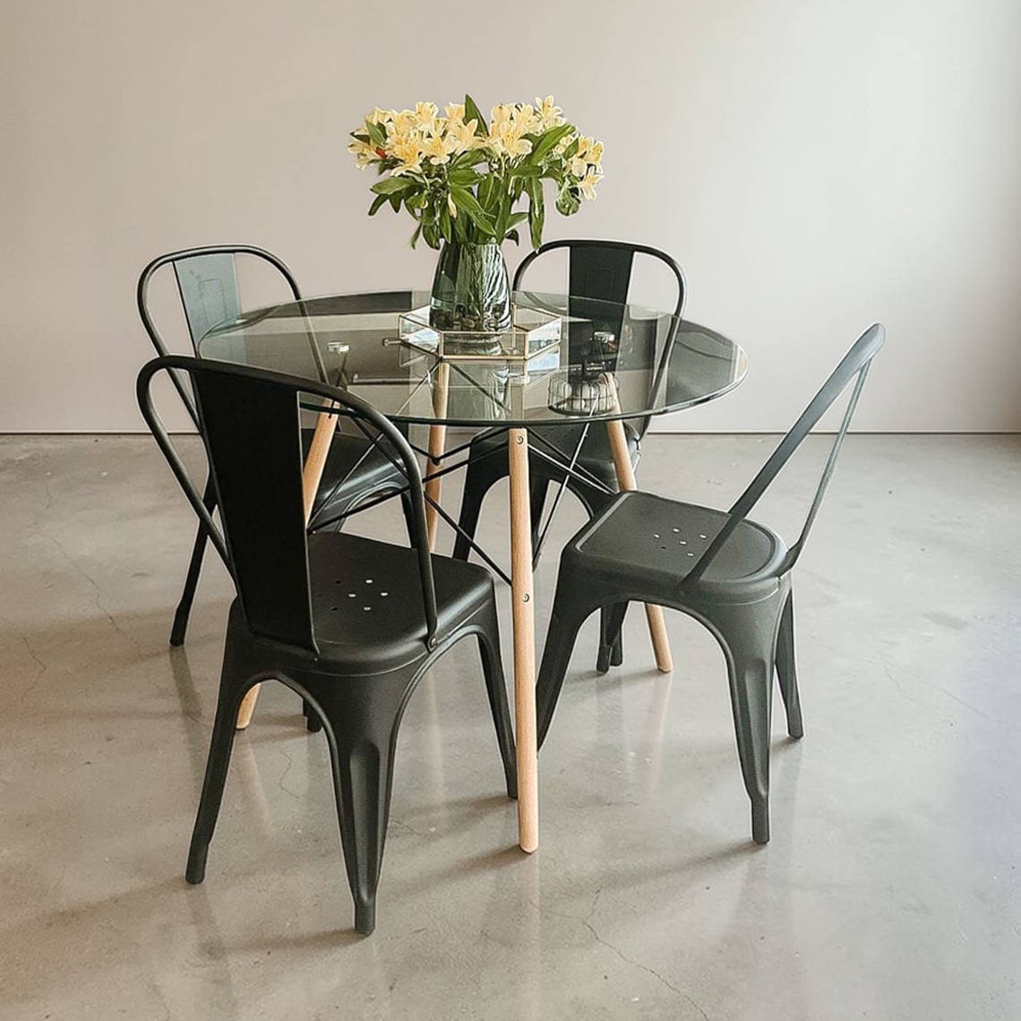 Comedor Mesa Redonda Vidrio Eames + Sillas Tolix 2