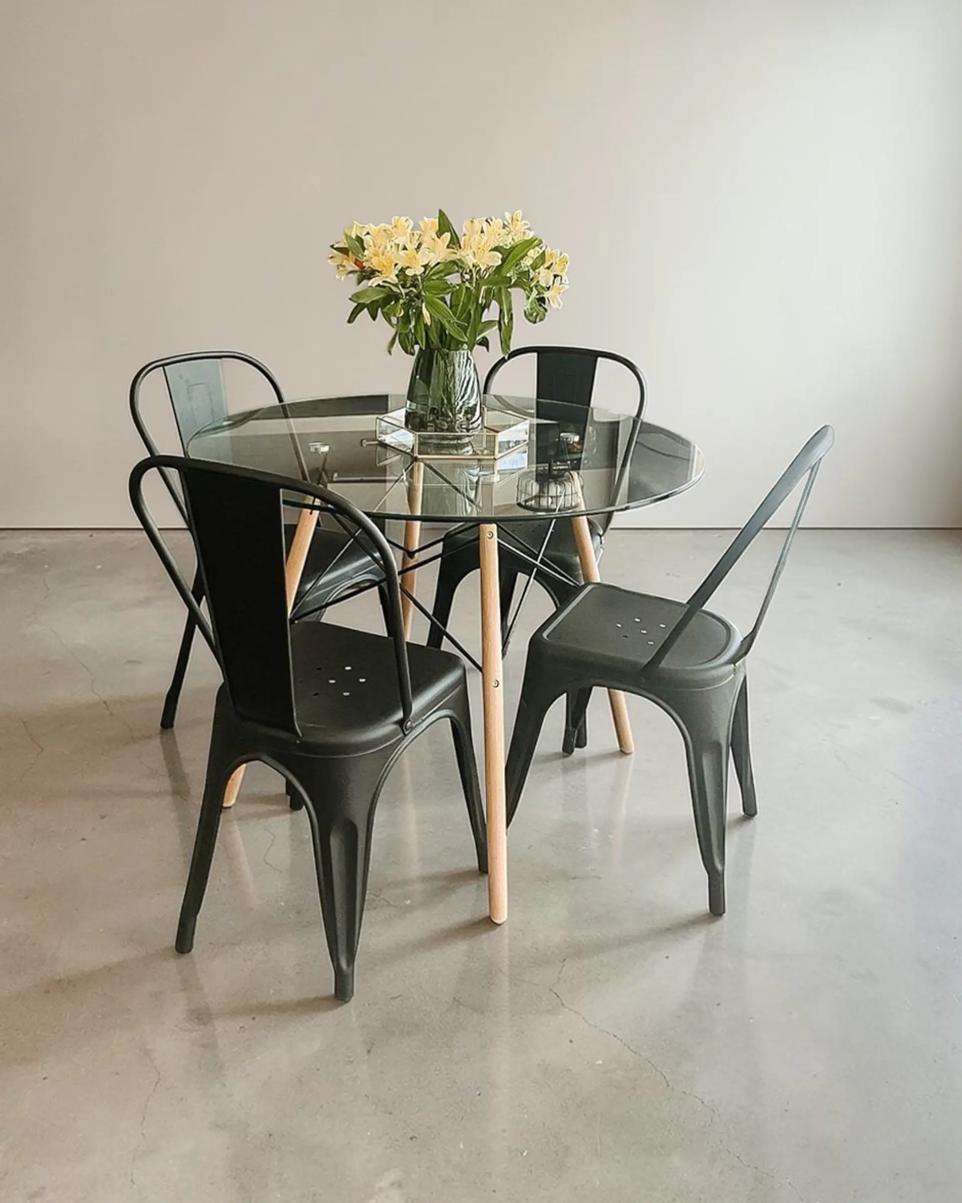 Comedor Redondo Vidrio Eames con Sillas Tolix 2