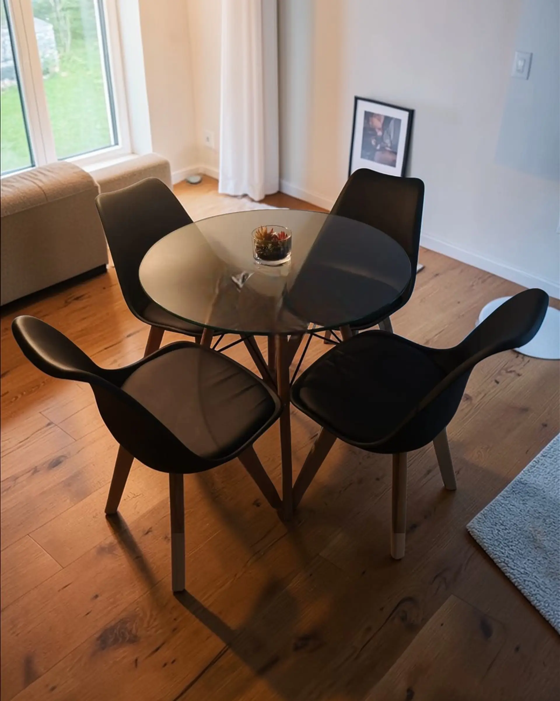 Comedor Redondo Vidrio Eames con Sillas Tulip 4