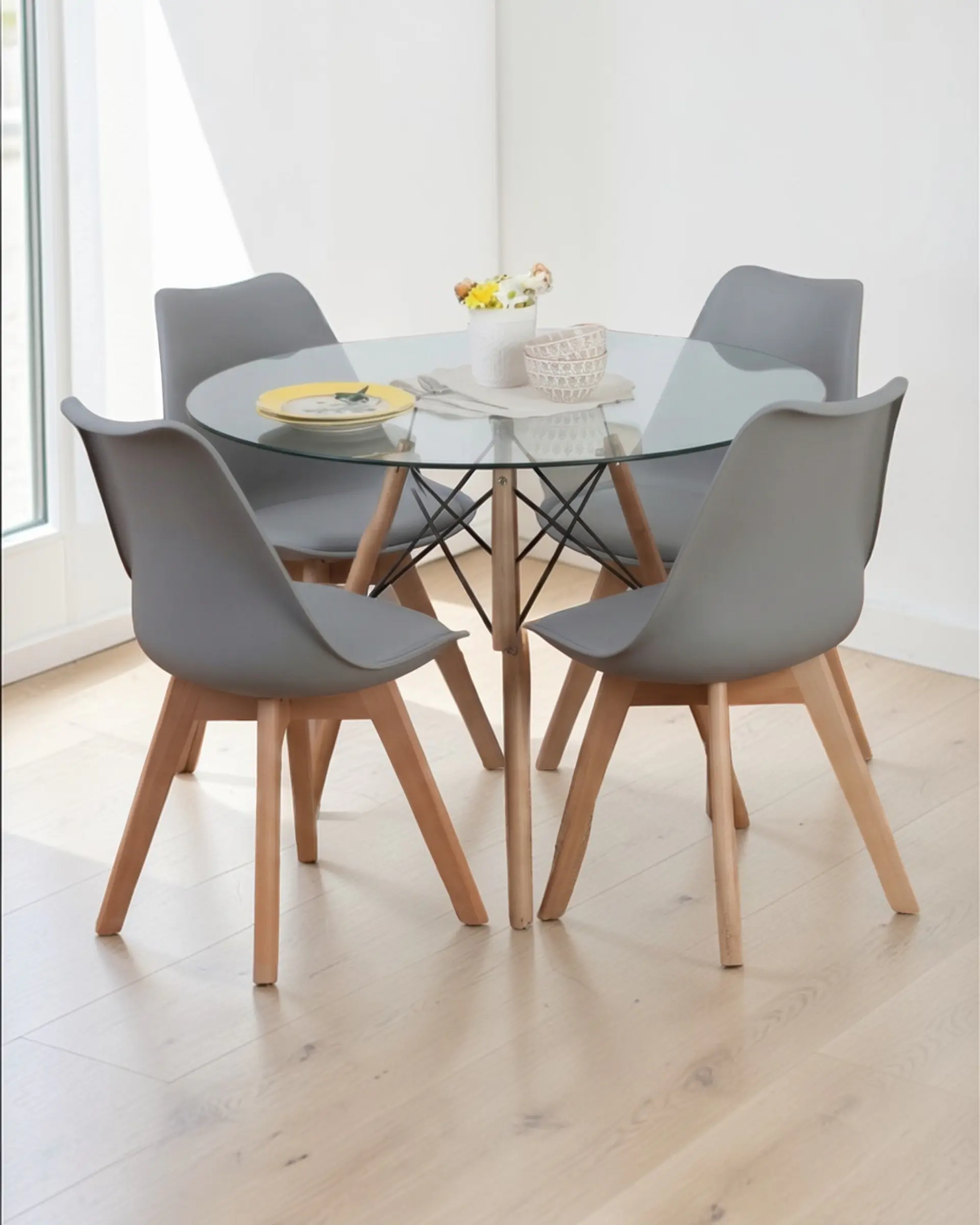 Comedor Redondo Vidrio Eames con Sillas Tulip 6