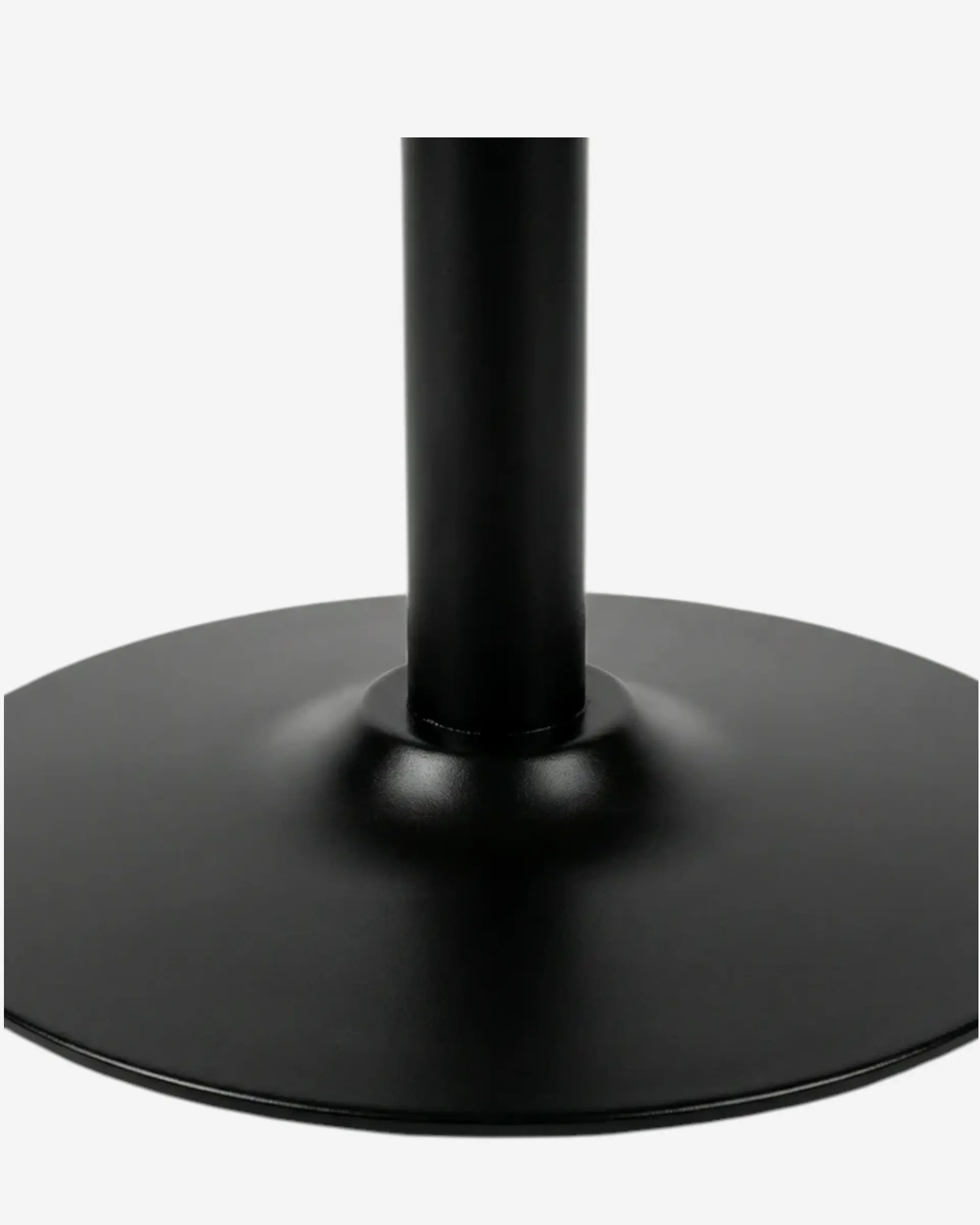 Comedor Redondo Tulip Nordico con Sillas Tolix negras 6