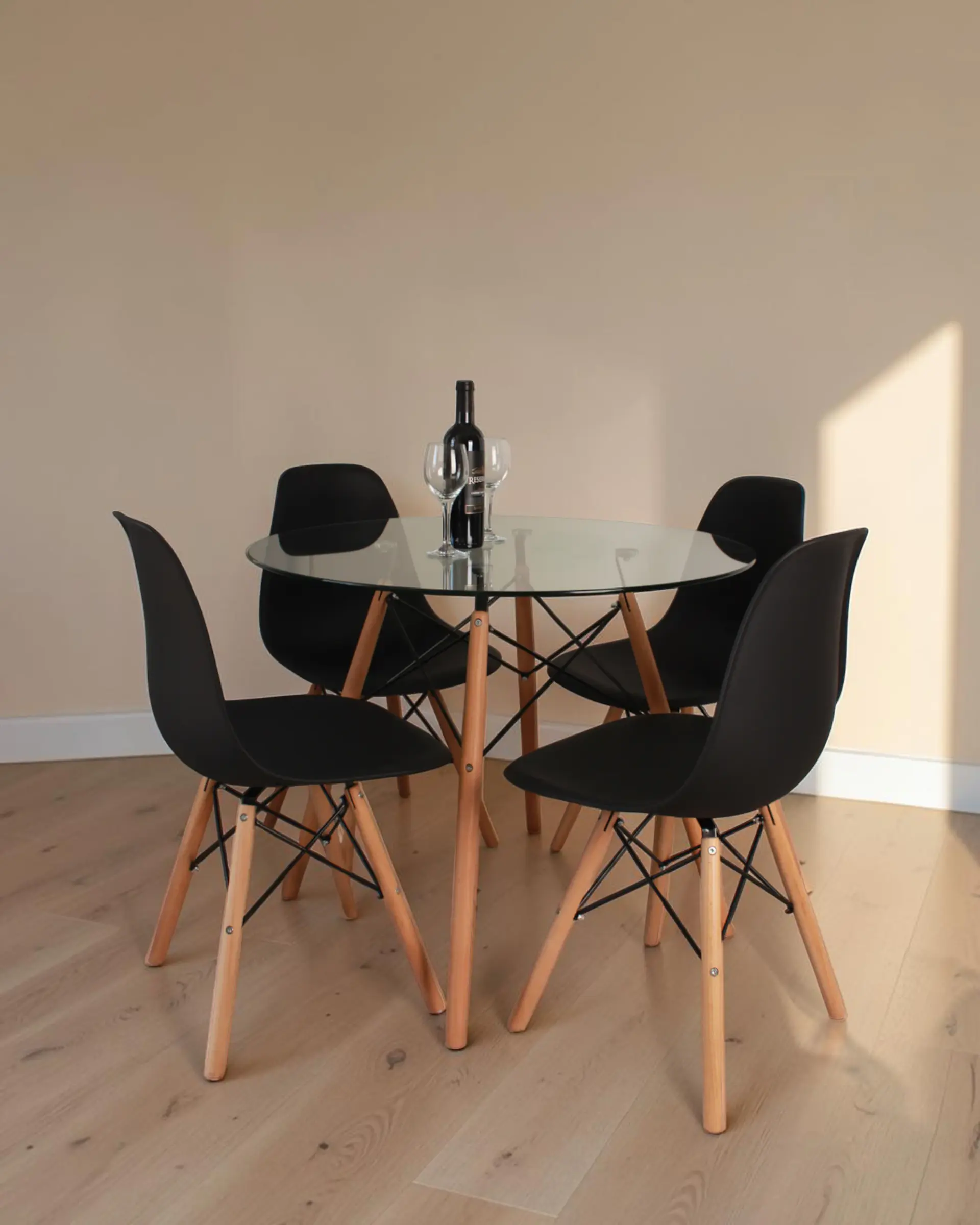 Comedor Redondo Vidrio Eames con Sillas Eames 5