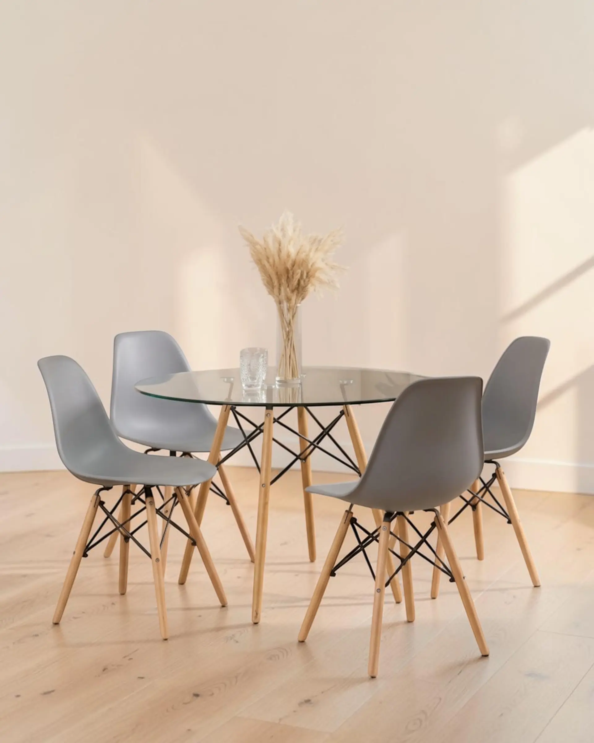 Comedor Redondo Vidrio Eames con Sillas Eames 9