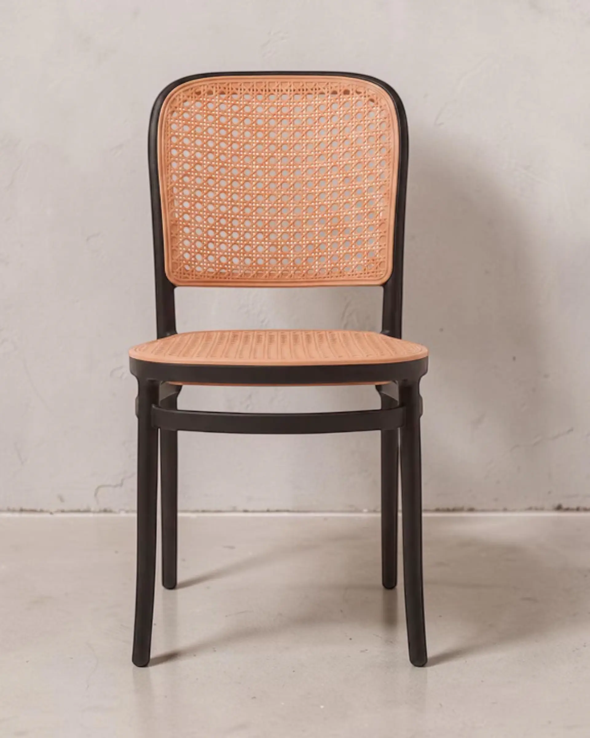 Silla Lombardía Ratán Negra | Diseño Minimalista 3