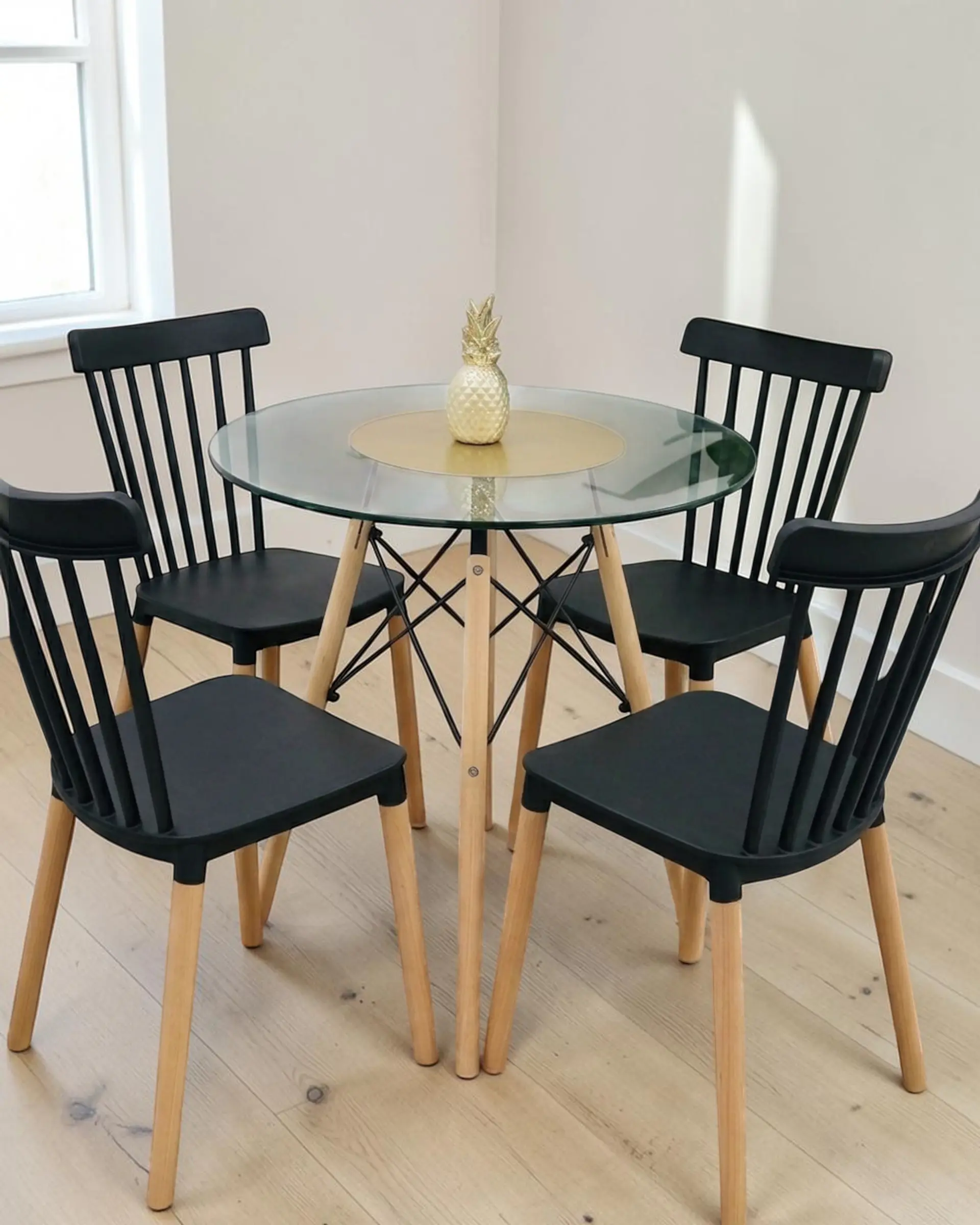 Comedor Redondo Vidrio Eames con Sillas Windsor 3