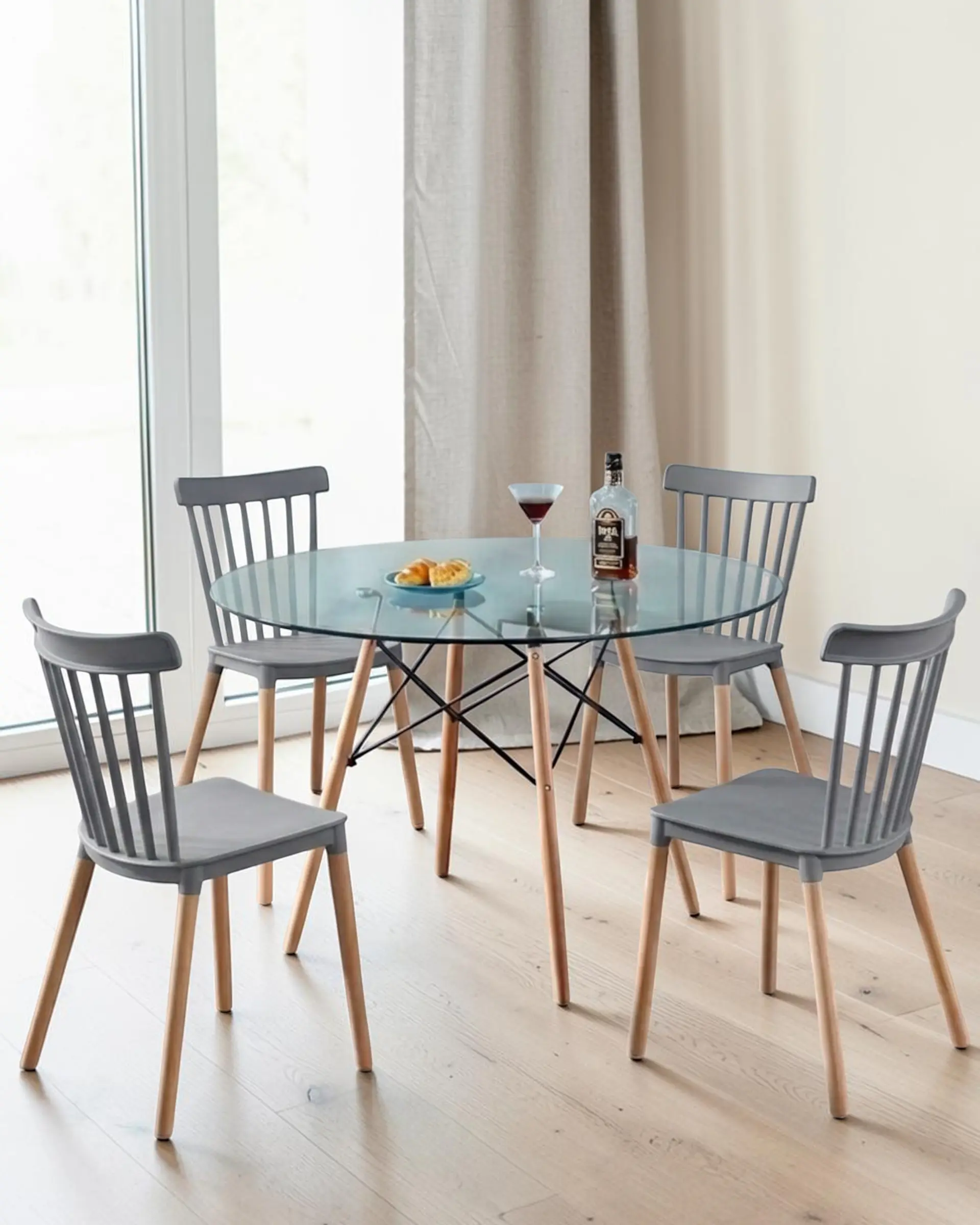 Comedor Redondo Vidrio Eames con Sillas Windsor 5