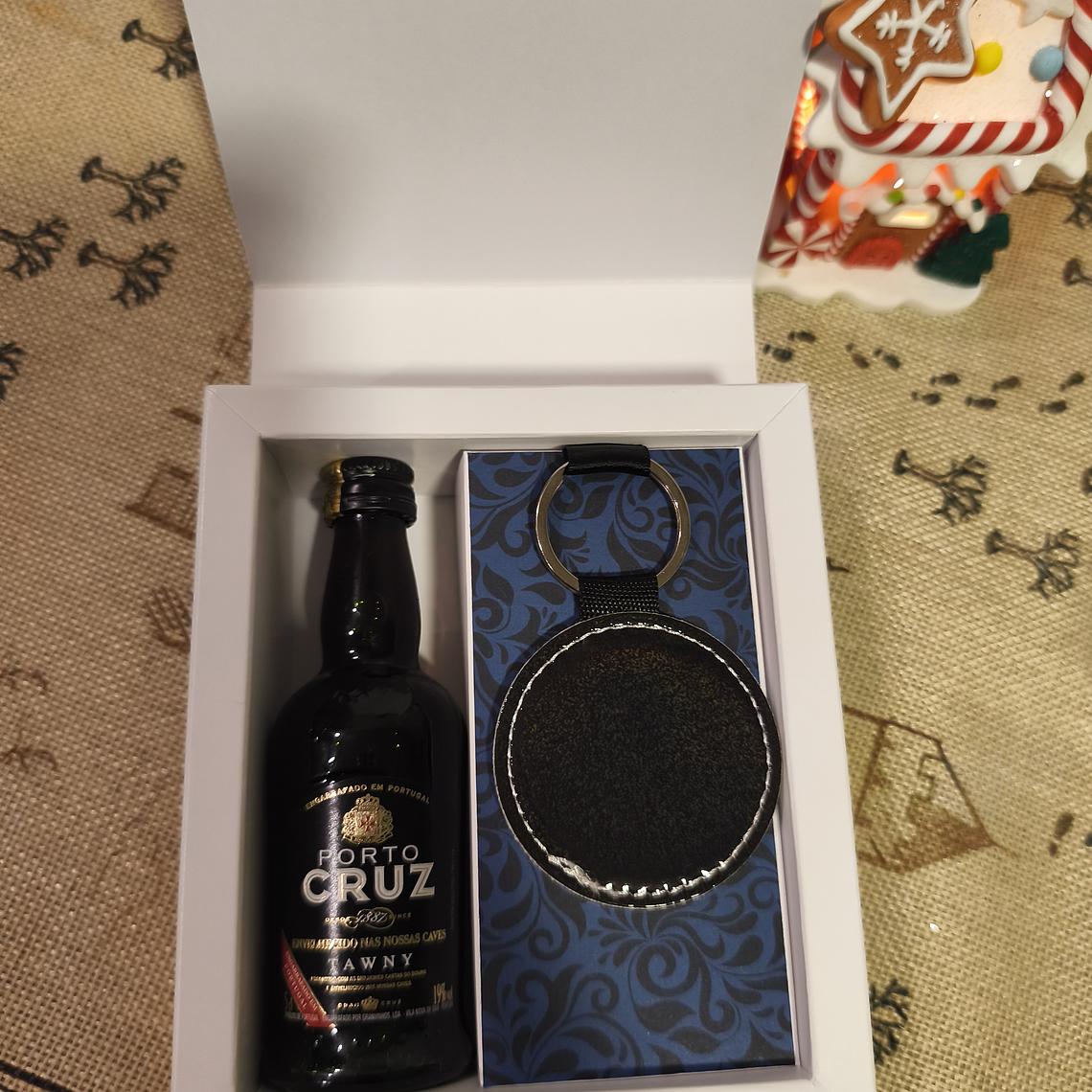 Caixa com Mini Bebida e Porta-chaves personalizados 4