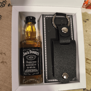 Caixa com Mini Bebida e Porta-chaves personalizados