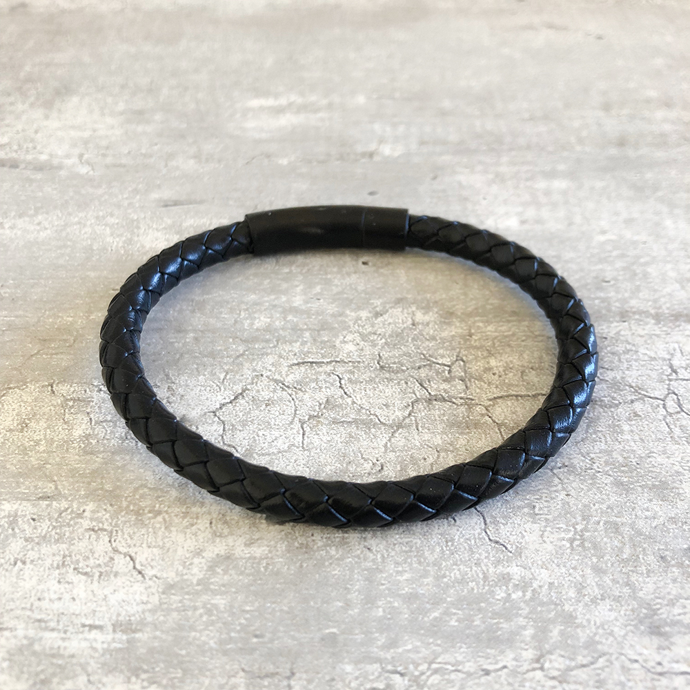 PULSERA CUERO NEGRA
