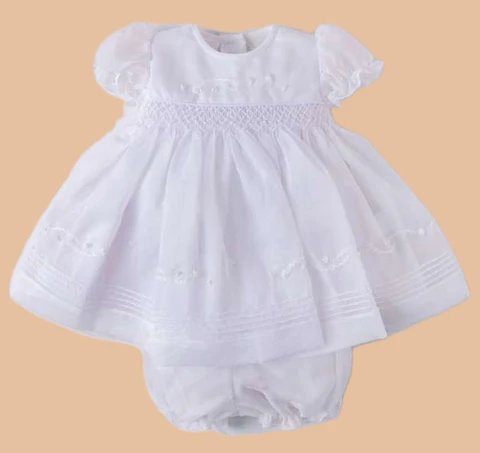 VESTIDO BAUTIZO NIDO DE ABEJA BORDADO CON GORRO Y CUBRE PAÑAL BLANCO O MARFIL
