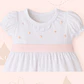 ROPON / FALDON BLANCO CON LAZO ROSA BORDADO PECHO - Miniatura 3