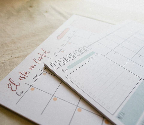 Él está en Control - Planner Mensual de Escritorio