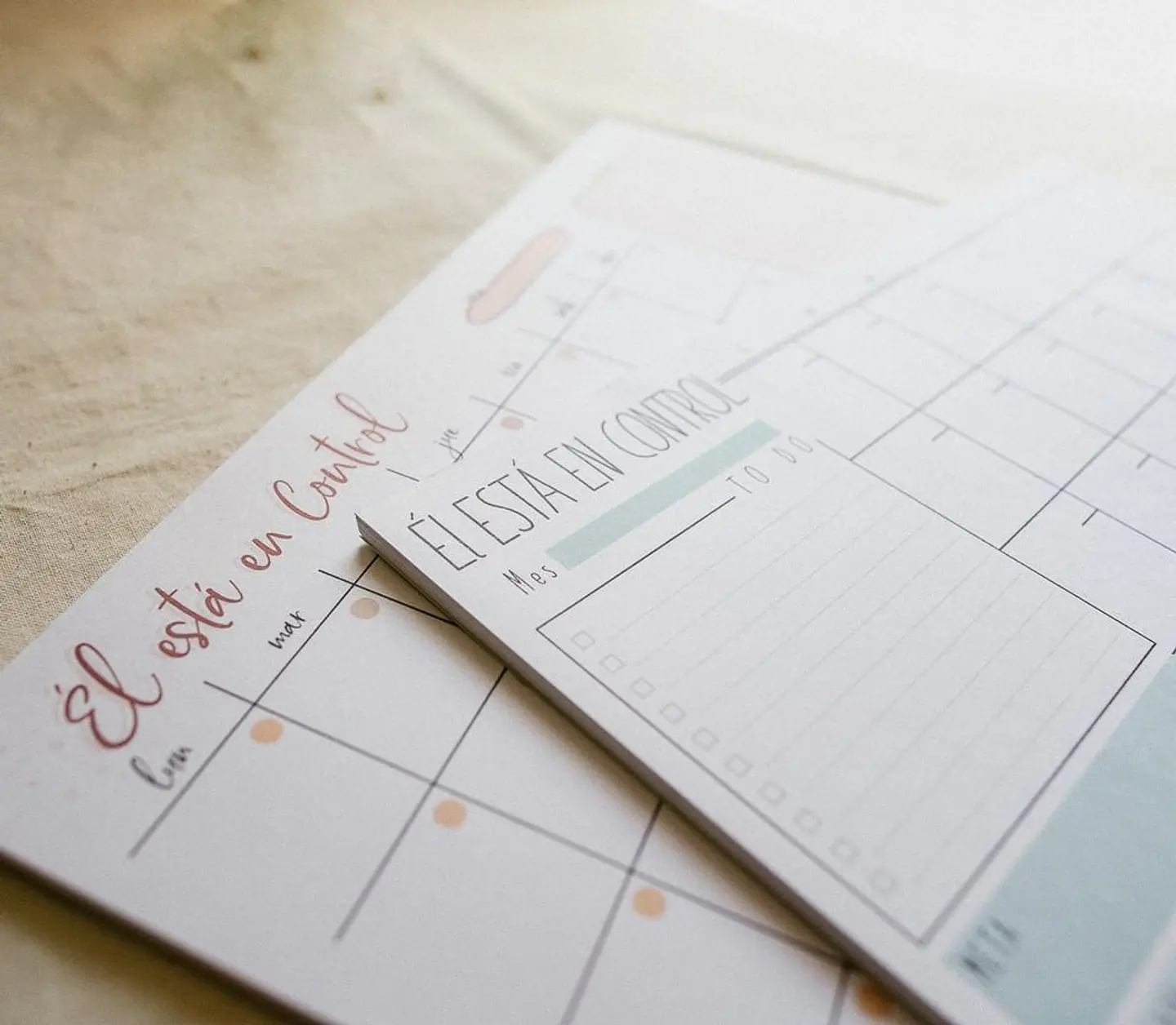 Él está en Control - Planner Mensual de Escritorio 1