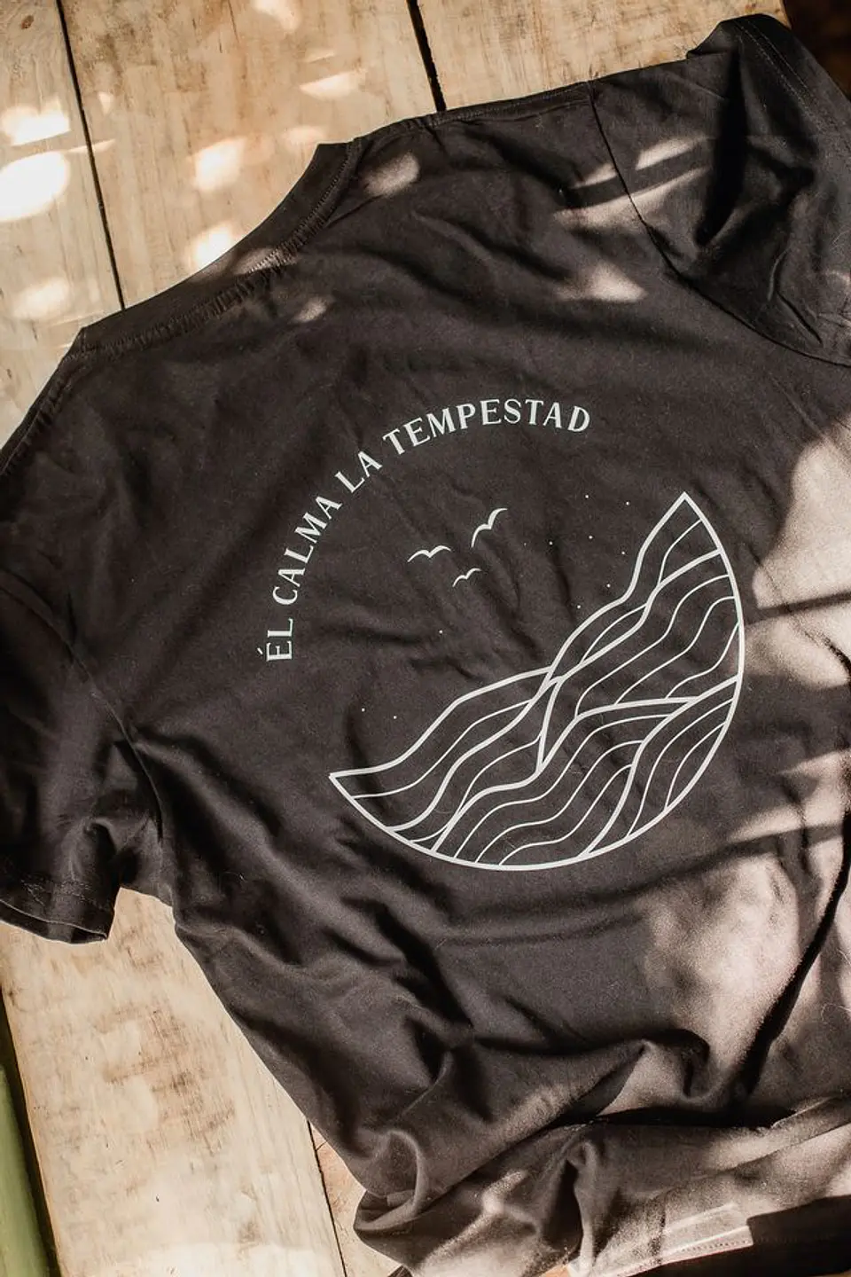 Él calma la Tempestad - Polera Recta 2