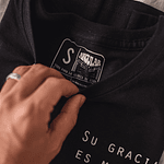 Su gracia es mayor - Polera Recta