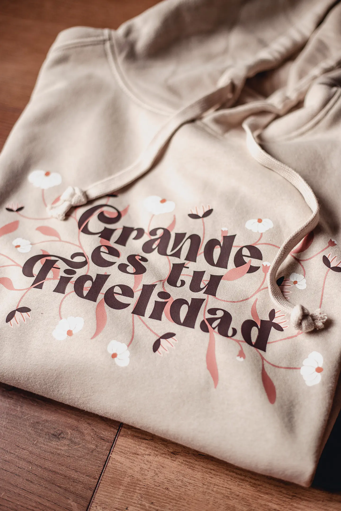 Grande es tu Fidelidad - Polerón Canguro 1