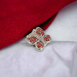 Charm de acero con cristales rojos