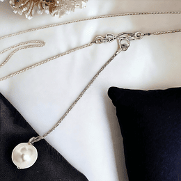 Collar de Plata 925 con cristal Swarovski Pearl  y placa como hojas 