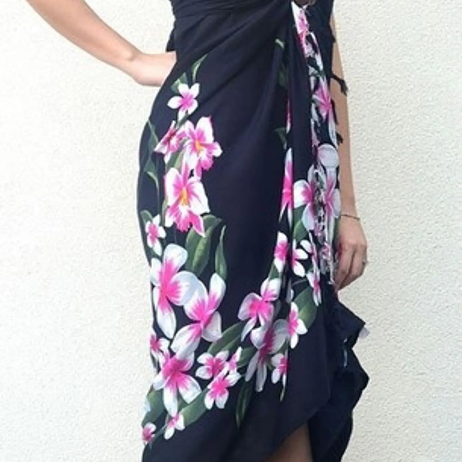 Large Hawaiian Pareo With Fuchsia White Tipanie Flowers 1