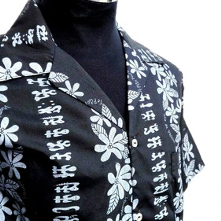 Camisa Polinésica Taukiani Negra con rongo rongo gris 2