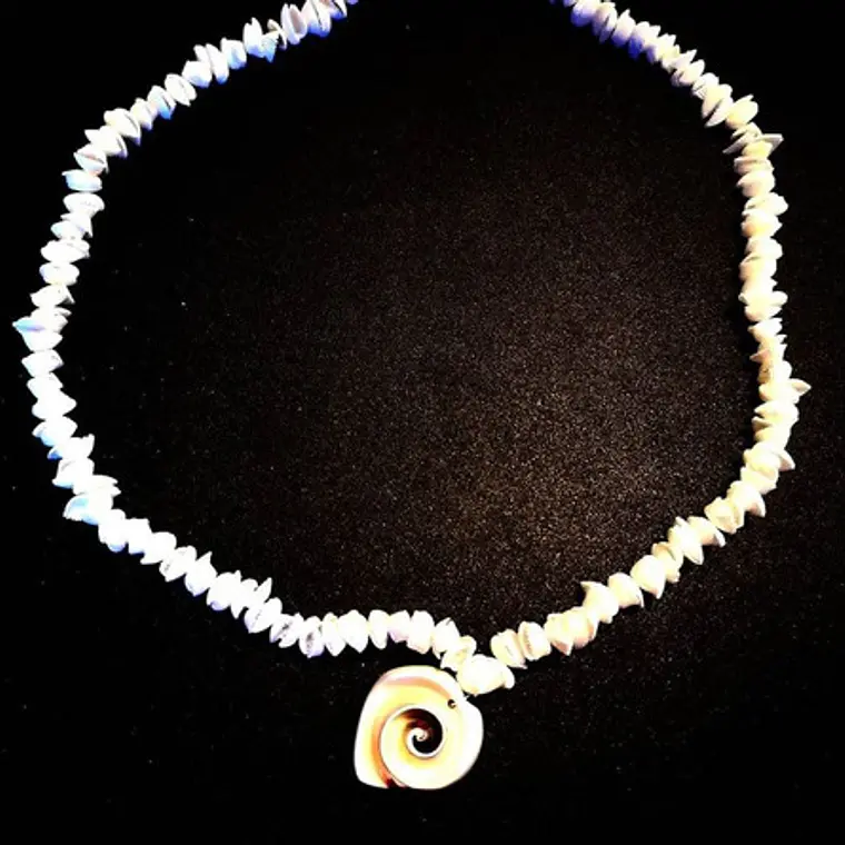 Conchitas short outline necklace 65cm 1