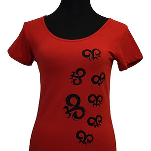 Polera Roja Estampada con figura Make Make