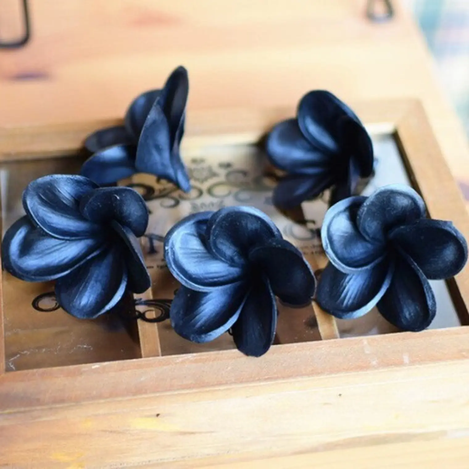 Flor Para El Cabello Con Palito Tipanie Negra Texturada 3