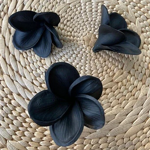 Flor Para El Cabello Con Palito Tipanie Negra Texturada