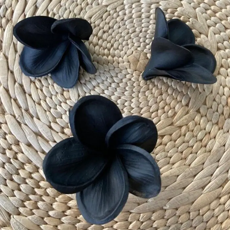 Flor Para El Cabello Con Palito Tipanie Negra Texturada 2