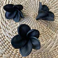 Flor Para El Cabello Con Palito Tipanie Negra Texturada - thumbnail 2