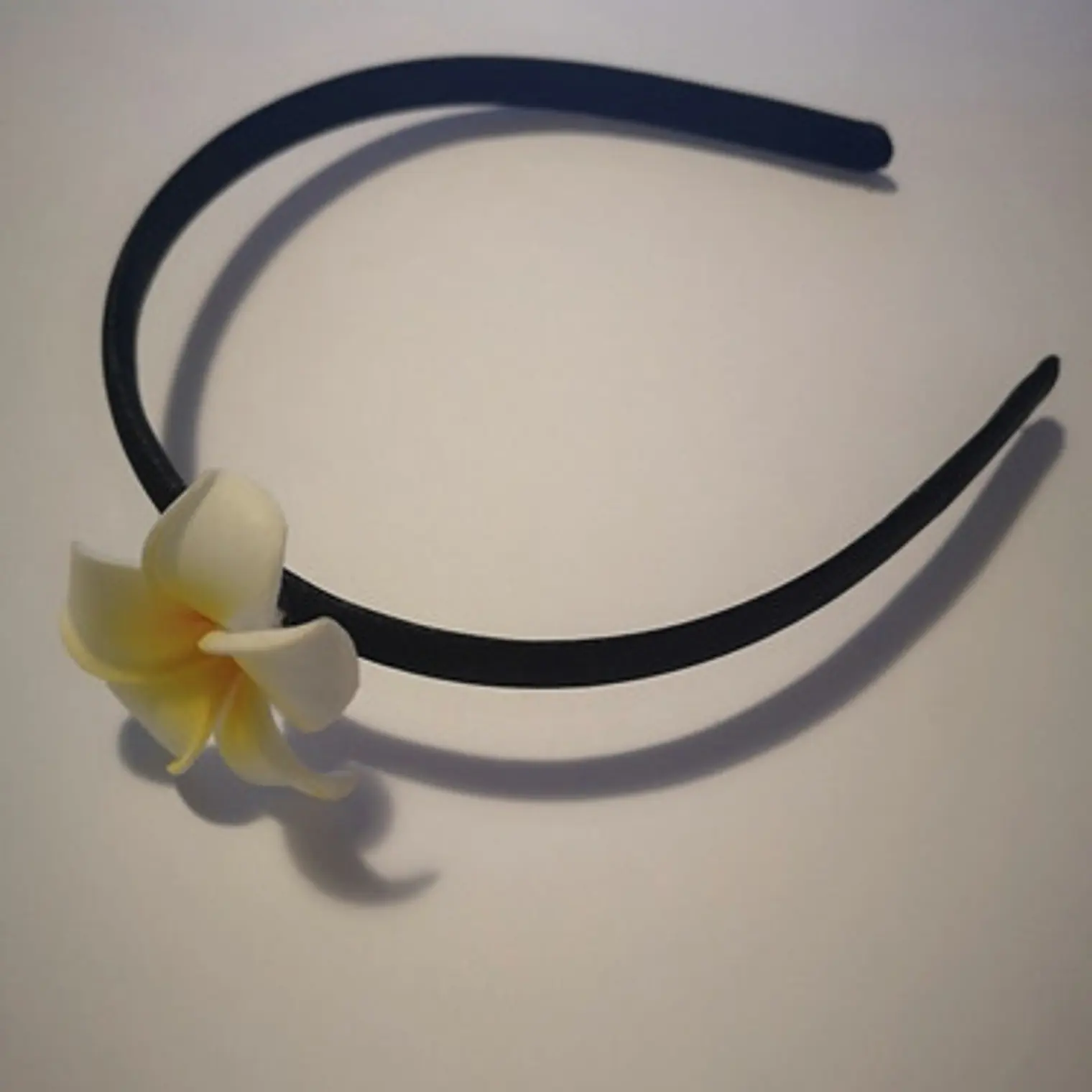 Cintillo Flor Tipanie Blanca Con Amarilla Para El Cabello 3