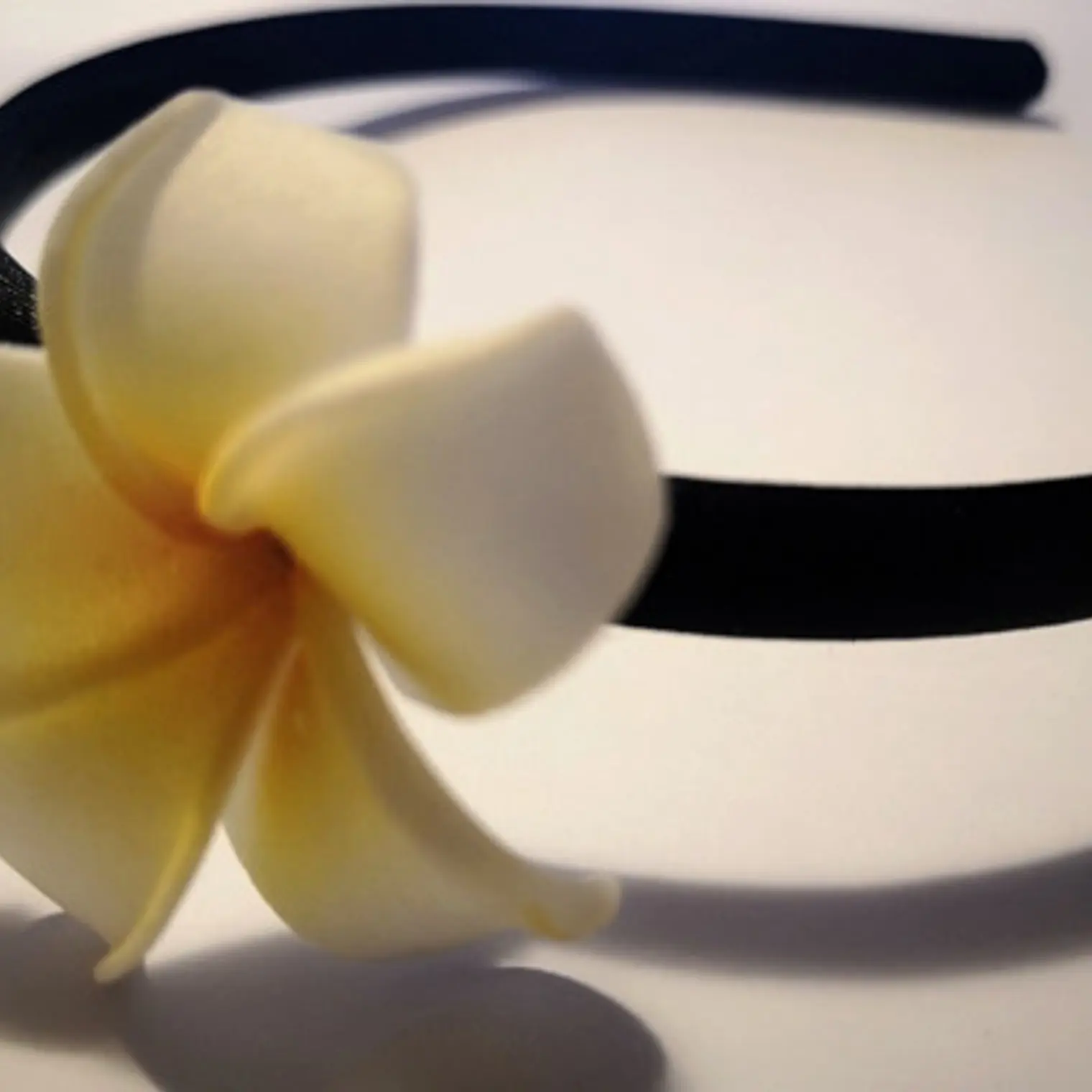 Cintillo Flor Tipanie Blanca Con Amarilla Para El Cabello 2