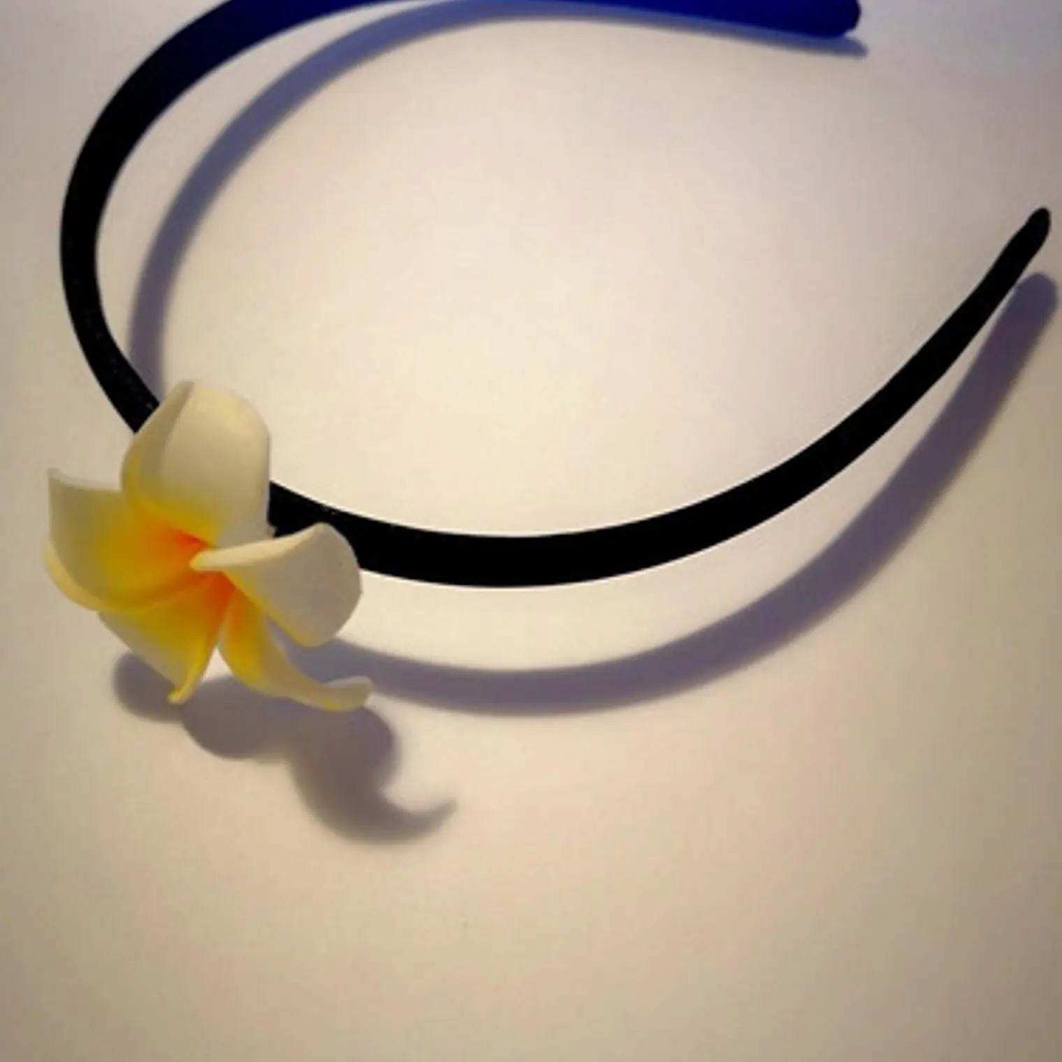 Cintillo Flor Tipanie Blanca Con Amarilla Para El Cabello 1