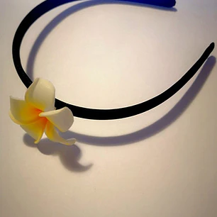 Cintillo Flor Tipanie Blanca Con Amarilla Para El Cabello