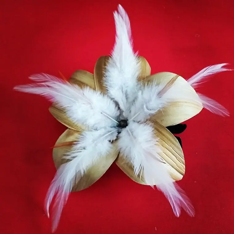 Accesorio Flor De Pandanus Y Pluma Con Pinza diametro 10cm 1