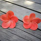 Flor Frangipanie para el cabello Tipanie Coral Oscuro Con Textura Natural - Miniatura 3