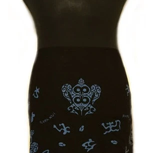 Pareo Corto Napohe Color Negro Tortuga Rongo Rongo Azul