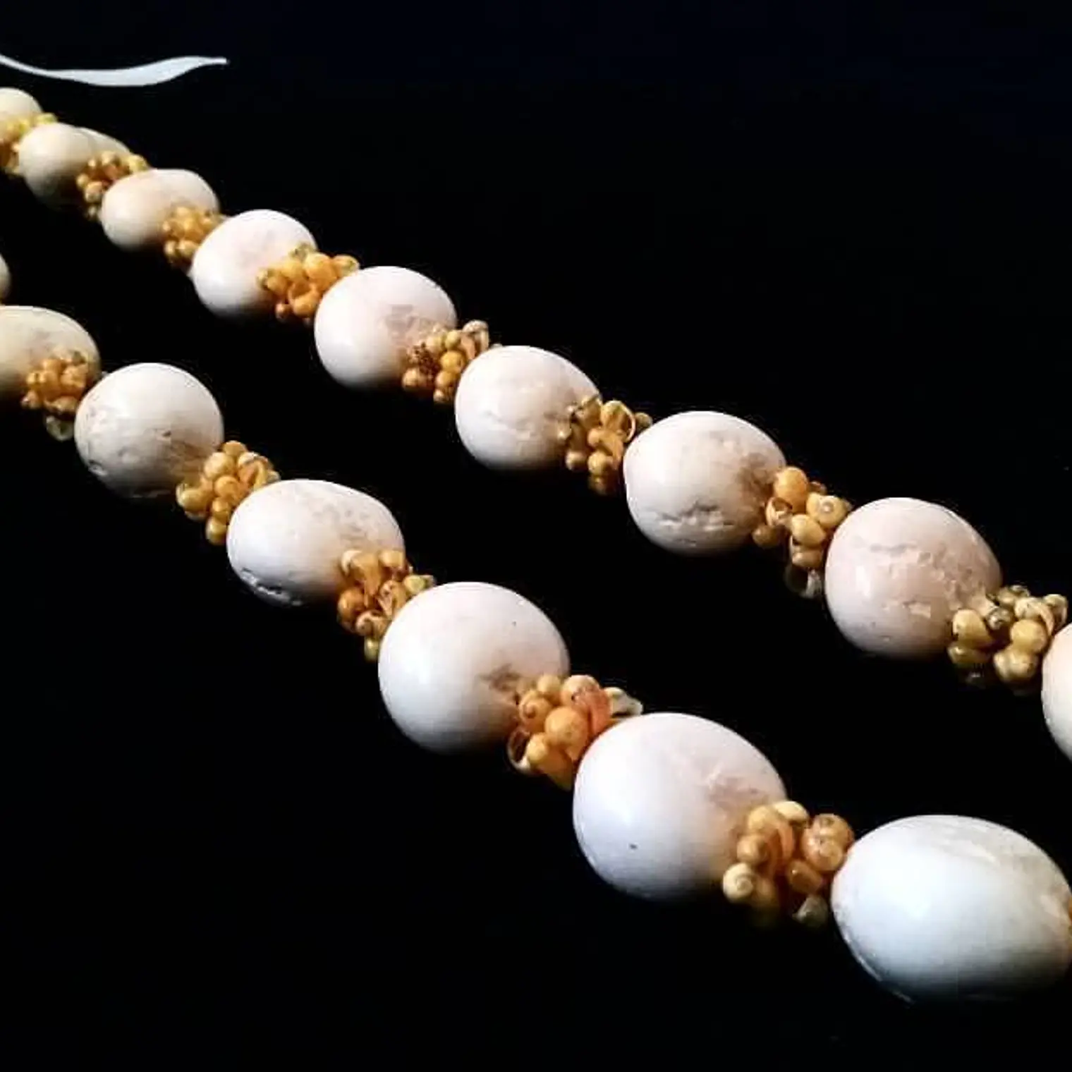 Collar Kukui Beige Pipi amarillo Hawaii 1