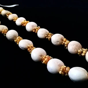 Collar Kukui Beige Pipi amarillo Hawaii