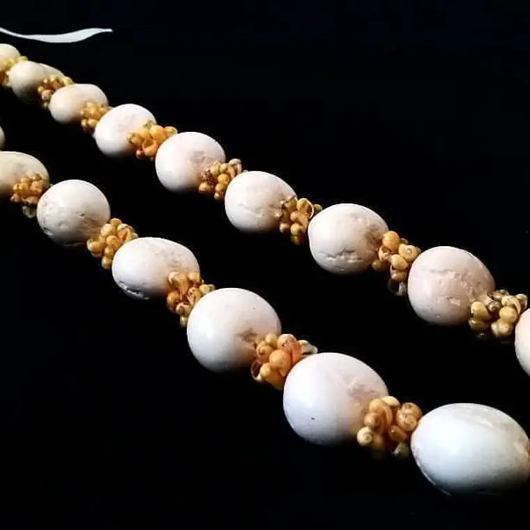 Collar Kukui Beige Pipi amarillo Hawaii 1