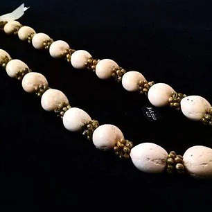 Collar Kukui Beige Pipi verde Hawaii