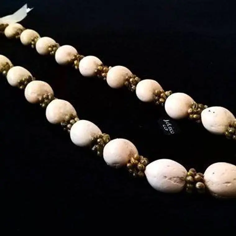 Collar Kukui Beige Pipi verde Hawaii 1