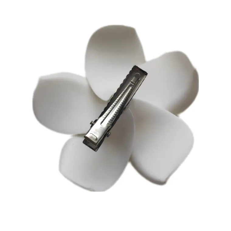 Flor Tipanie 8cm para el cabello blanca con amarillo con pinza 4