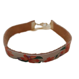 Pulsera de cuero pintado con flores naranjas